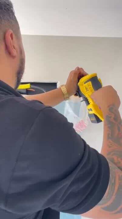 Técnico realizando manutenção preventiva em ar-condicionado